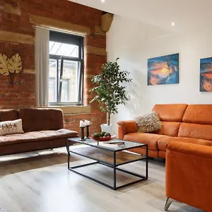 Modern 2 Bedroom With 75” Tv & Free Wi-fi Apartment Bradford (West Yorkshire)